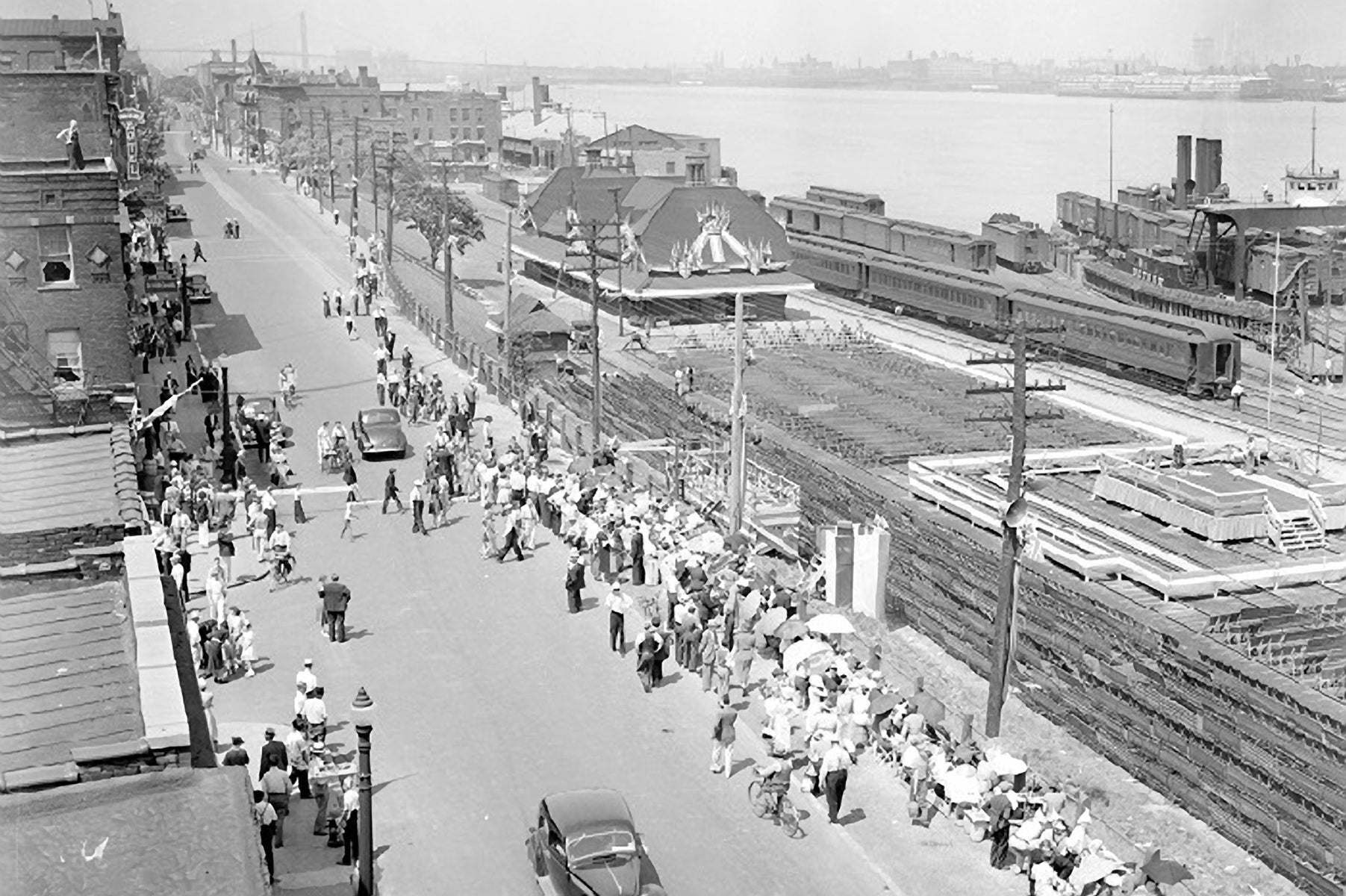 People on Riverside Drive (1939) - Downtown Windsor