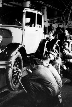 Workers on the Ford Line (1910) - Ford City